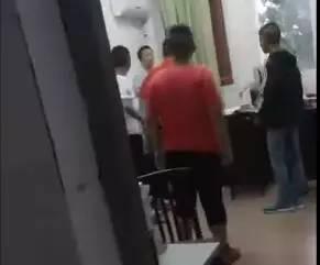 爆料老师打人视频播放在线观看,老师暴力行径视频曝光，在线观看引发社会热议